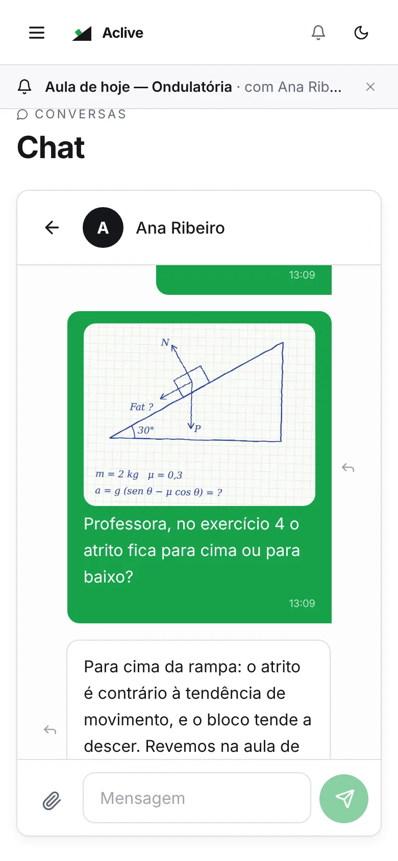 Conversa no celular: o aluno envia a foto de um exercício de plano inclinado e a professora explica o sentido da força de atrito.